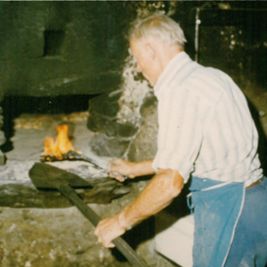 Der Altbauer war zuständig fürs Anfeuern des Backofens