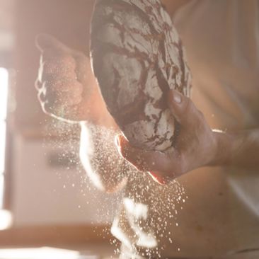 Bäcker beim Brotbacken