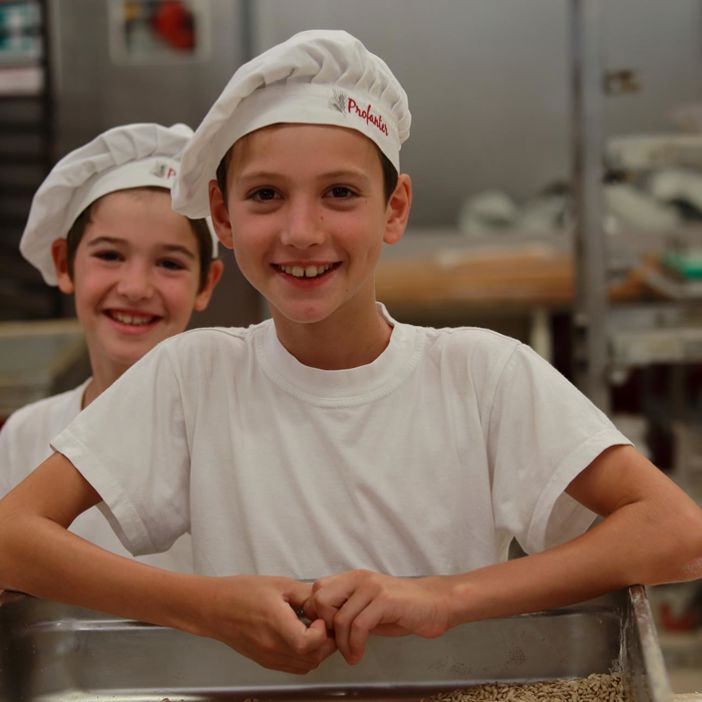 zwei jungs in der bäckerei