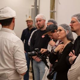 benjamin profanter spiegando a un gruppo di persone