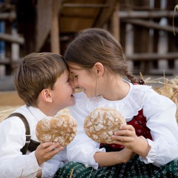 Kinder mit Brot