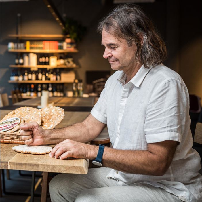 Helmuth zerteilt das Schüttelbrot mit einem Faustschlag